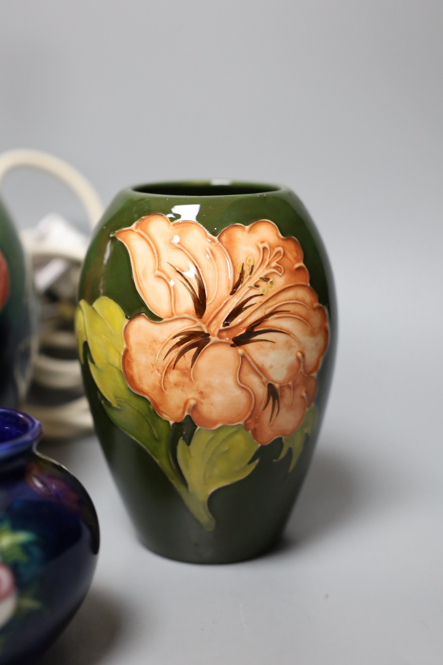 A Moorcroft lamp and five other pieces of Moorcroft (6), lamp 27 cms high including light fitting